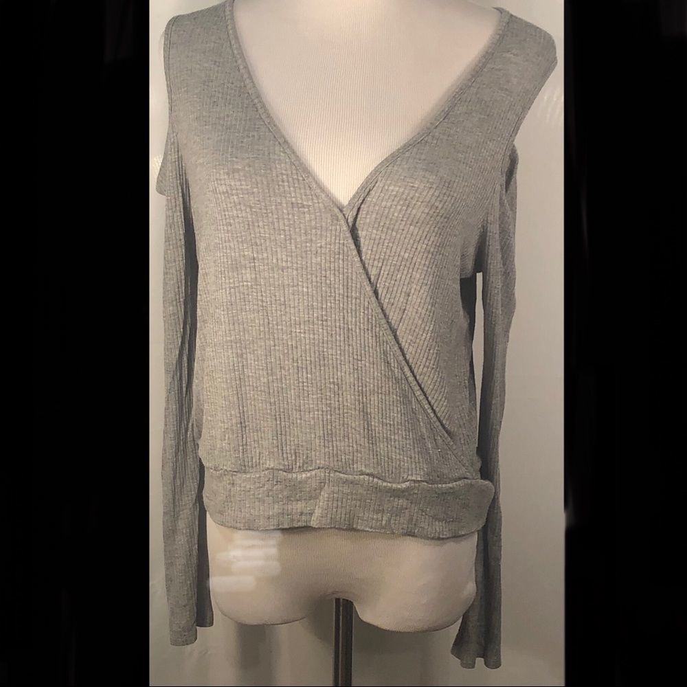 Active USA cold shoulder crop v-neck